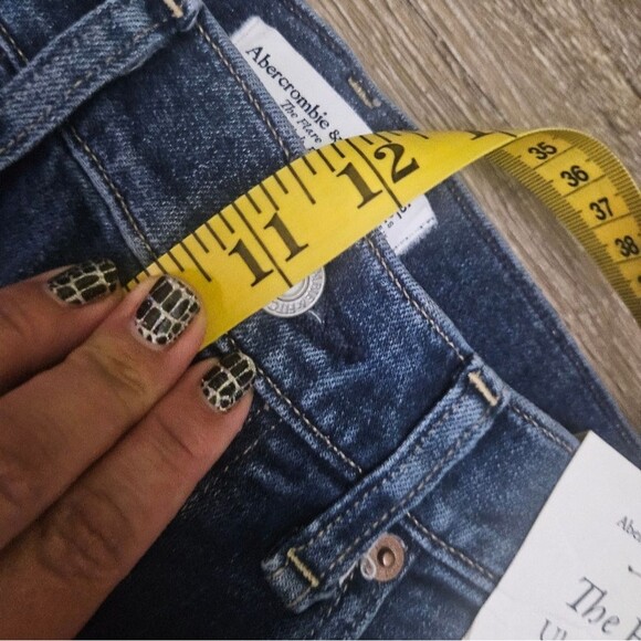 Abercrombie & Fitch The Flare Ultra High Rise Jean 26 / 2 short - Picture 11 of 13